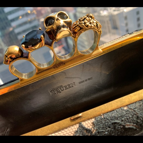 Clutch with knuckles handle & lace - Picture 3 of 7